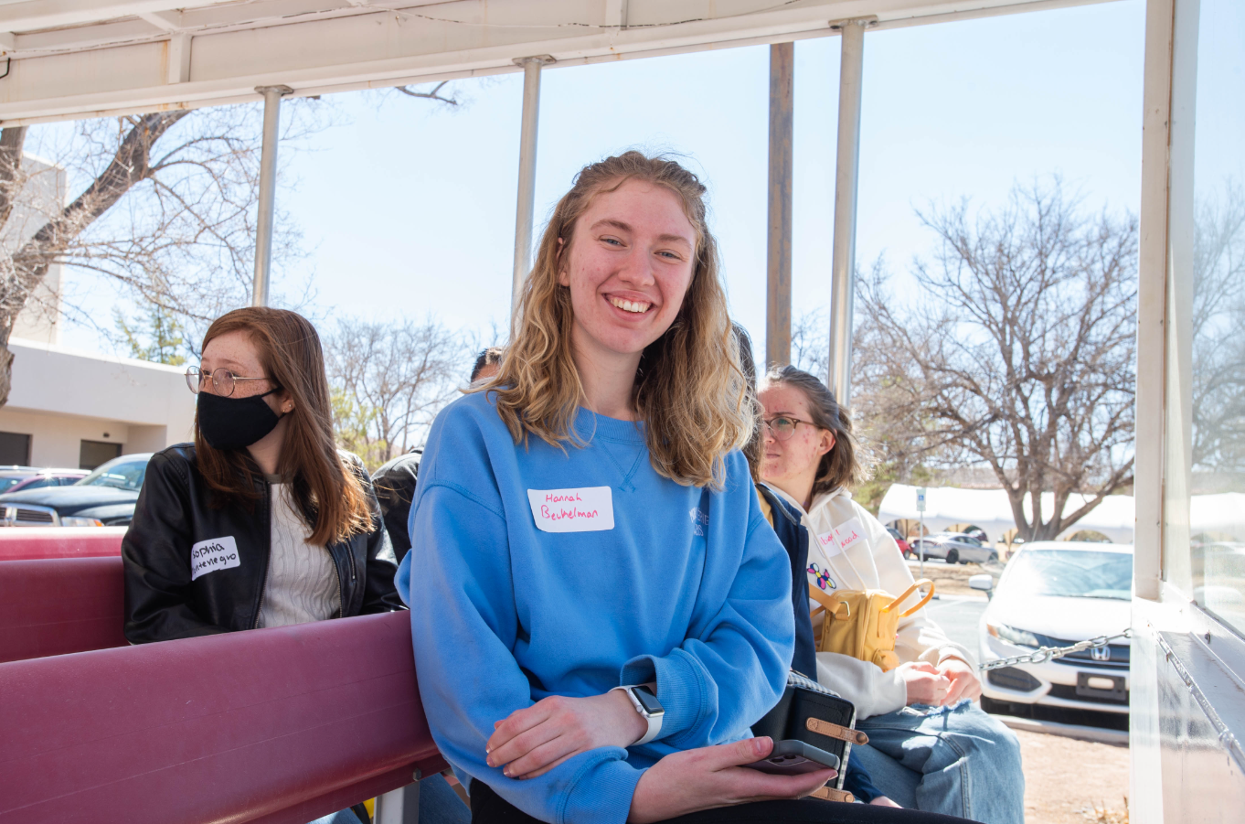 Estudiantes del Colegio de Honores sonriendo juntos en un evento del campus